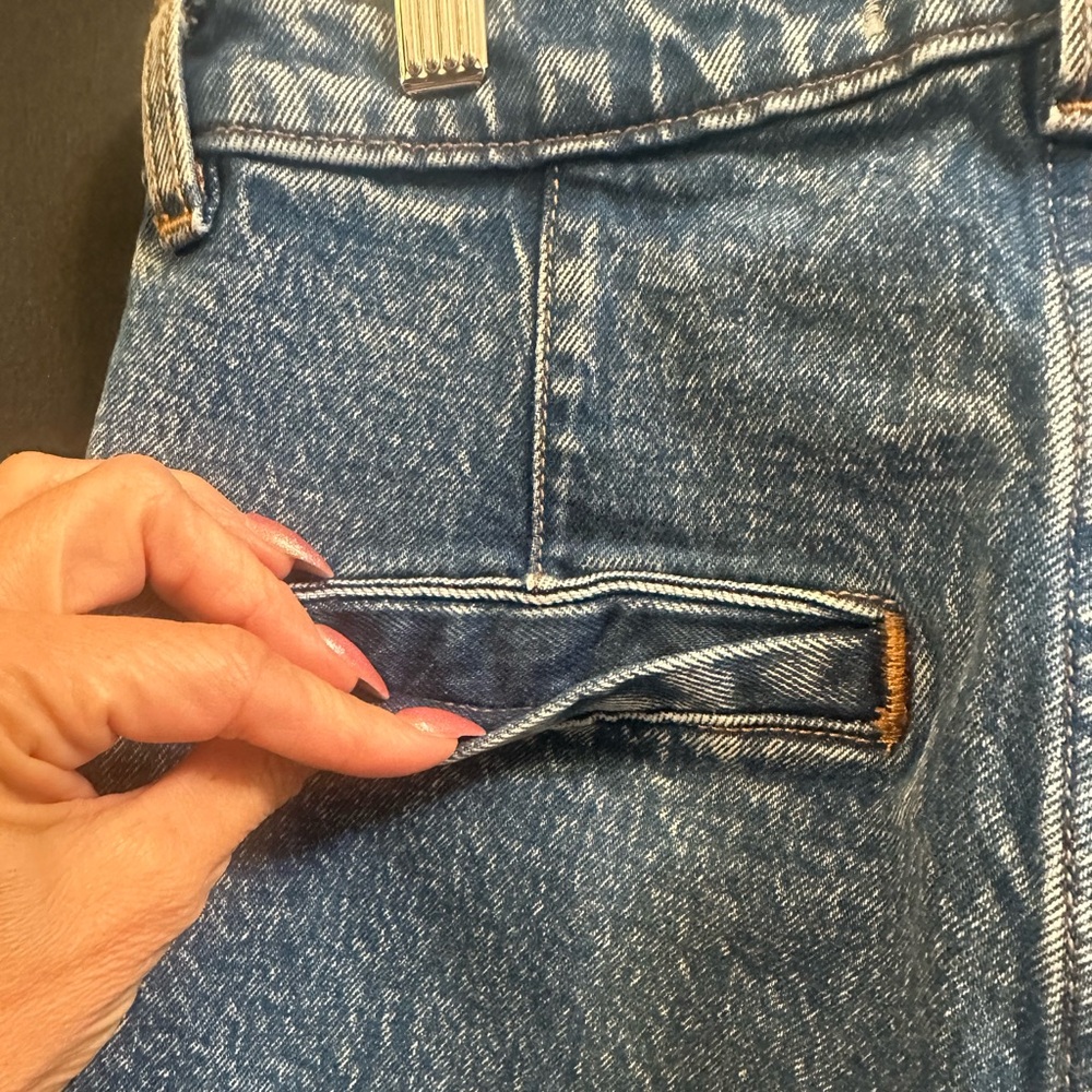 028 - NWOT- Abercrombie & Fitch Ultra High-Rise 80’s Mom Jeans Size 27 - Picture 8 of 8